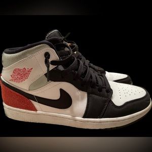 Jordan 1 Mid
Gym Red Black White
